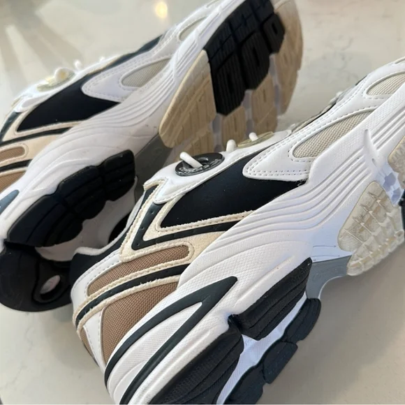 Adidas (WMNS) Astir 'White Black' - Picture 6 of 9